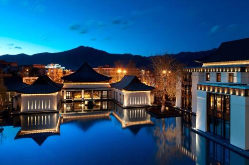 Chengguan District Hotel | Experience The St. Regis Lhasa Resort: 5-Star Escape with Spa