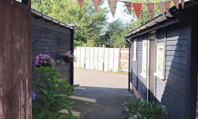 Stourbridge Cabin | Relaxing Retreat at The Stable with Spa & Breakfast