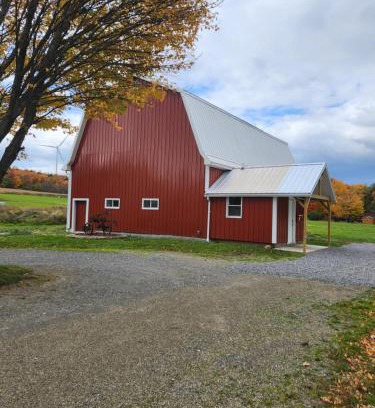 Fredonia House | Discover The Stable at Windmill Ridge Farm with Hot Tub