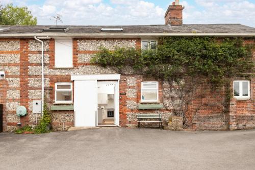 Blandford Saint Mary House | Historic Stay at The Stable in Downwood Vineyard