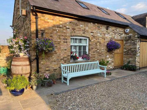 Croxley Green House | The stable near the business park tube Harry Potter airports