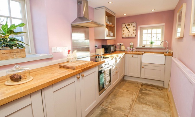 Richmond Cottage | Perfect Getaway at The Stable, Sedbury Park Farm - Breakfast Included