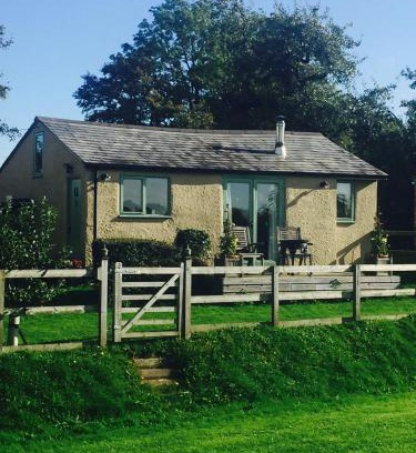Overton-on-dee House | Relax at The Stable: Family-Friendly with Pool Amenities