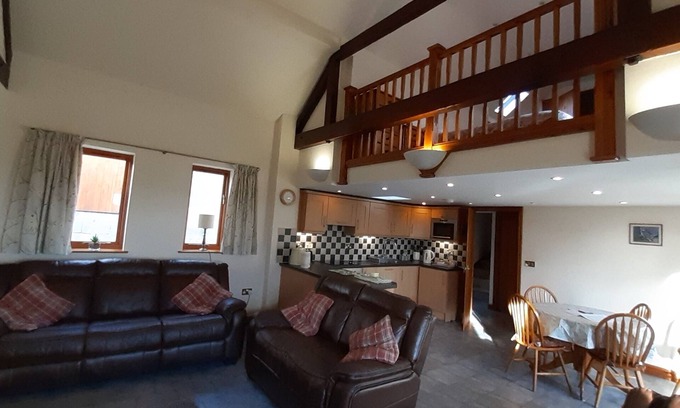 Polesworth Cottage | Idyllic Stables: Scenic Barn Conversion on a Working Farm