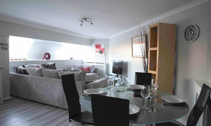 East End Apartment | Stylish Flat in Merchant City with Parking & Family Amenities