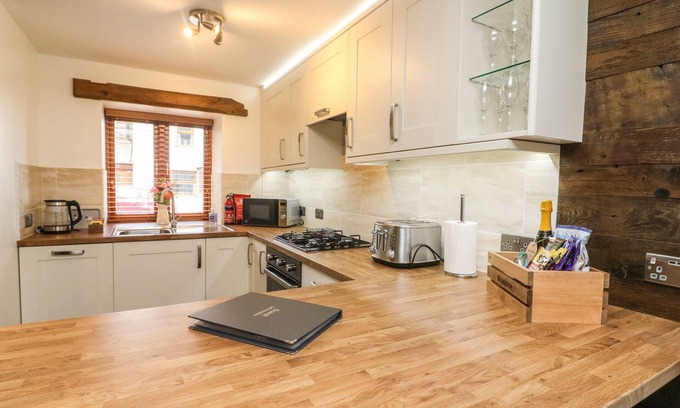 Milnthorpe Cottage | Family-Friendly THE STABLES with Spa and Hot Tub Amenities