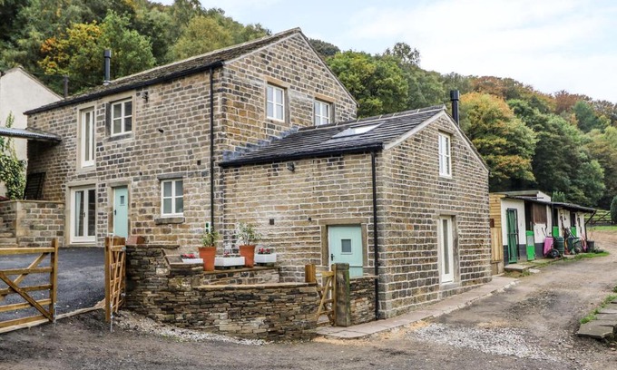 Honley House | Discover The Stables: Pet-Friendly 4-Star Getaway