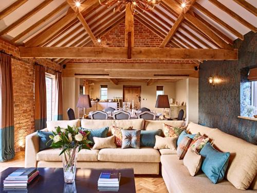 Moreton House | Experience Comfort at The Stables with Family-Friendly Amenities