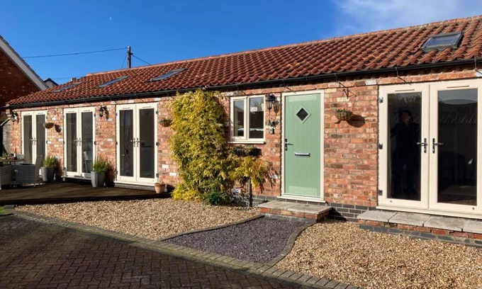 Lincoln House | Unforgettable Stays at The Stables with Hot Tub & Breakfast