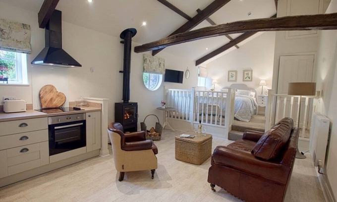 Giggleswick Apartment | Outstanding Stables: Family-Friendly with Breakfast Included