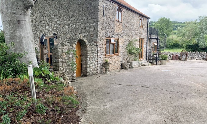 Easton Apartment | Exceptional Stables on Ground Floor with Full Kitchen