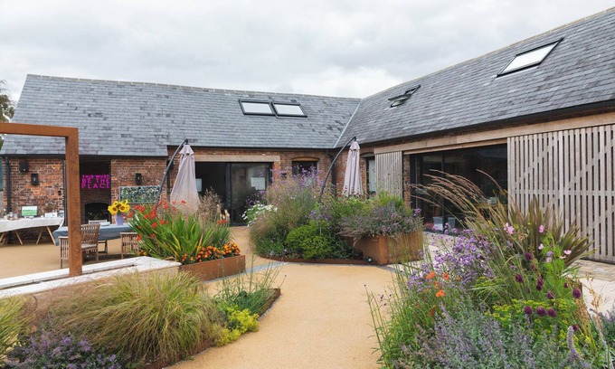 Beckhampton Cottage | THE STABLES, pet friendly, with hot tub in Marlborough, Wiltshire