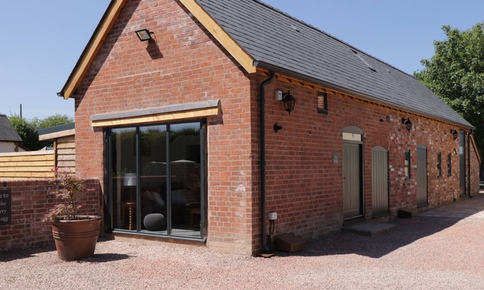 Hereford Cottage | Pet-Friendly Retreat with Hot Tub in Hereford for Families