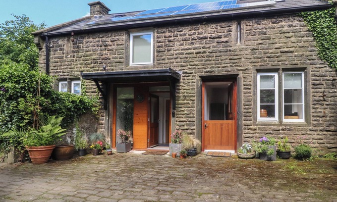 Trawden Cottage | Discover The Stables: Pet-Friendly Retreat with Garden