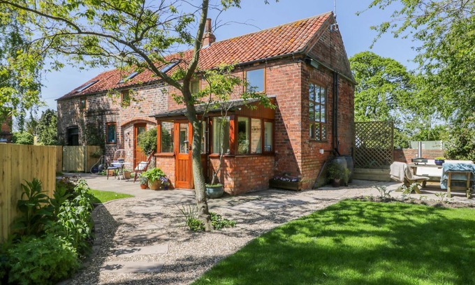Roos Cottage | Pet-Friendly Retreat: The Stables Holiday Cottage in Roos