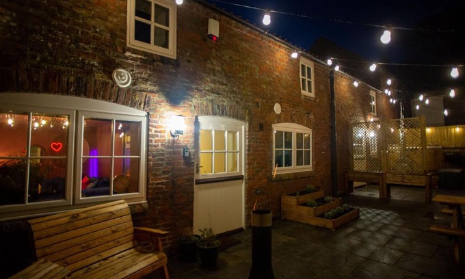 Rudston Apartment | Unique Stables Retreat with Ocean View & Wood Fired Hot Tub