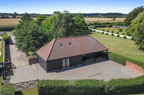 Halstead House | Pet-Friendly Retreat at The Stables Rectory Farm
