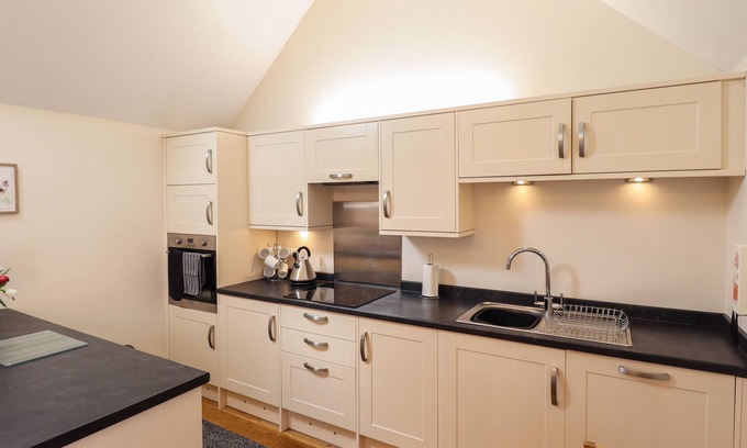 North Somercotes Cottage | Romantic Escape at The Stables: Cozy Holiday Cottage