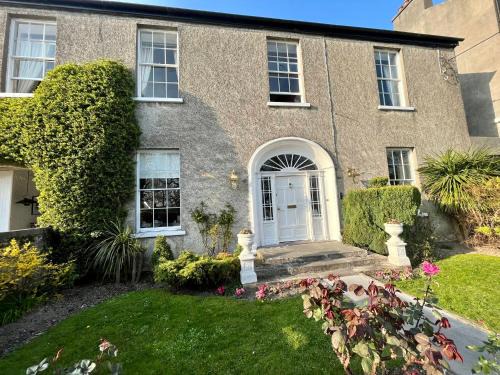 Birr House | Inviting Stay at The Stables Townhouse B&B - Pet Friendly