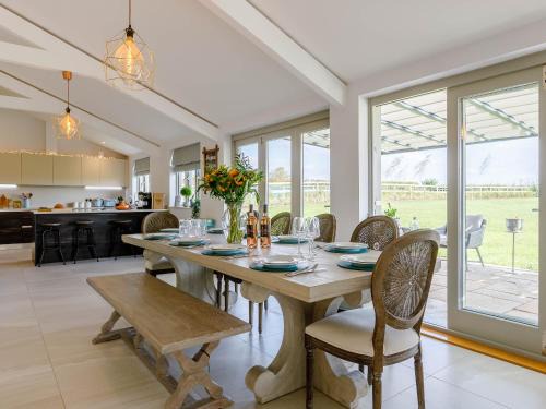 Burford House | Discover Family-Friendly Comfort at The Stalls - Rated 9/10