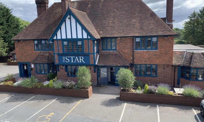 Lingfield Hotel | Family-Friendly Retreat at The Star Inn with Dining Options