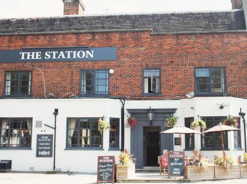 West Byfleet Hotel | Cozy Getaway at The Station: Family-Friendly & Breakfast Included