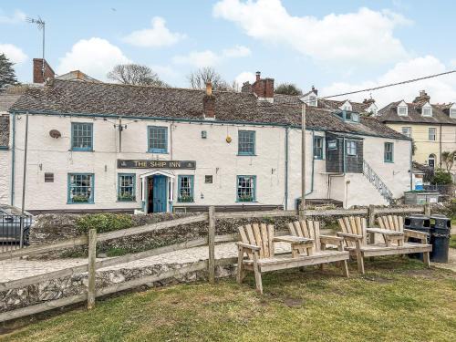Pentewan House | Family-Friendly Retreat at The Steps - Perfect for Kids!