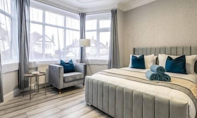 Brent Apartment | Modern London Room with Kitchen Near Wembley
