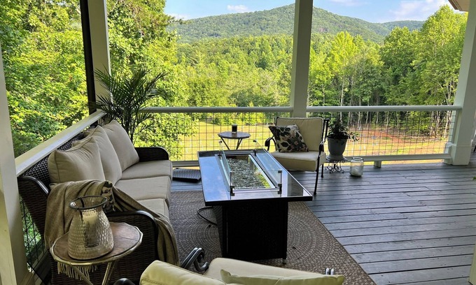 Jasper Bed & Breakfast | The Stillwater Suite, named after the serene stillness of its surroundings and the moments where the lake is as still as glass.