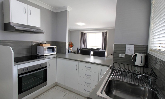 Rockhampton Hotel | Stirling Motel: Family-Friendly Stay with Ocean View Pool