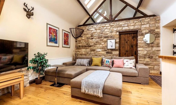 Wellingore House | Top-Rated Stay at The Stocks Barn: Pet & Child Friendly