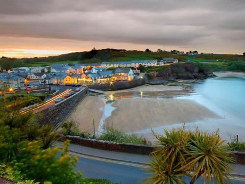 Dunmore East Hotel | Relax at The Strand Inn: Oceanfront Bliss Awaits You
