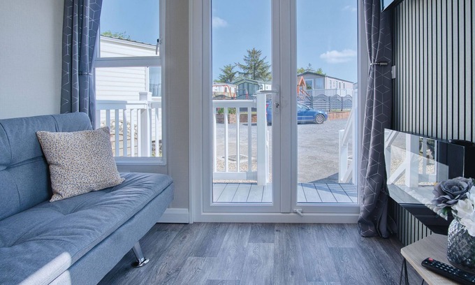 Amroth Apartment | Pet-Friendly 1 Bedroom Cabin with Pool in Amroth