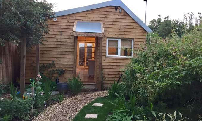 Basingstoke Cottage | Cozy Tiny House Retreat in Central Basingstoke with Pool