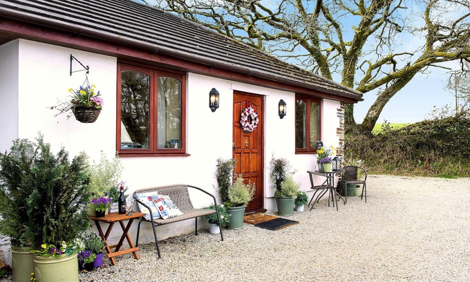 Callington Cabin | Relaxing Retreat with Firepit, BBQ & Scenic Coast Access