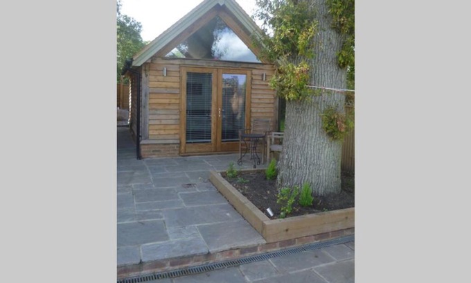 Haslemere Apartment | Discover The Studio: A Cozy Stay for Travelers