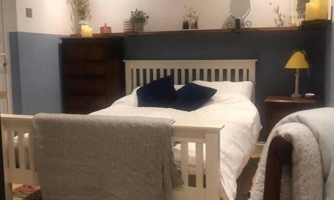 Runnymede Apartment | Relaxing Retreat at The Studio on The Green, Pet Friendly