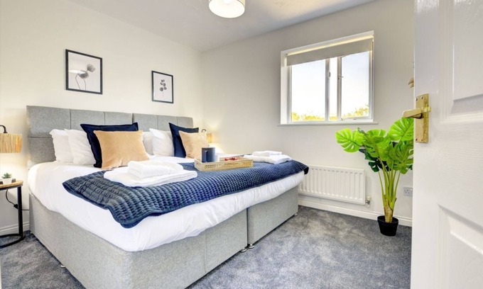 Bletchley Other | Relaxing Eco-Friendly Short Term Let with Parking & Kitchen
