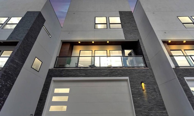 East Downtown Houston House | Spacious Suite Spot with Downtown Skyline Views for 12