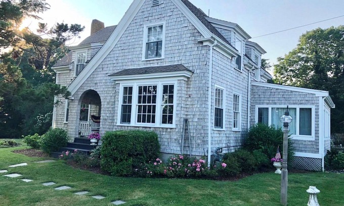 Falmouth House | Prime Location for Families in Falmouth Awaits You!