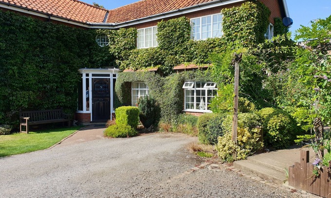Norwich Bed & Breakfast | Exceptional Stay at The Summer Room with Breakfast & Kitchen