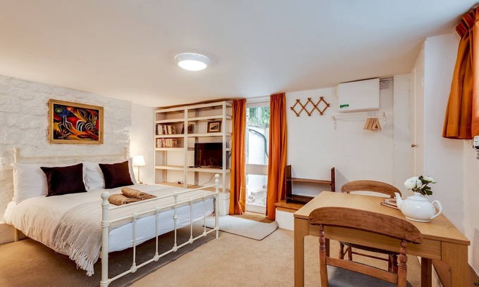 Summertown Apartment | Guest Rated 10/10: The Summertown Studio with Kitchenette