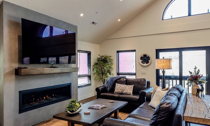Hood River Condo | Indulge in The Summit: Iconic Penthouse with Pool & Spa