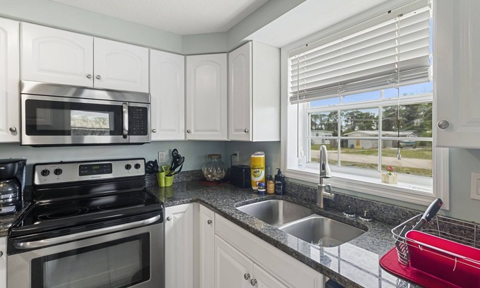 Grove City Apartment | Discover The Sun Ray Salty Air Stay: Family-Friendly Retreat