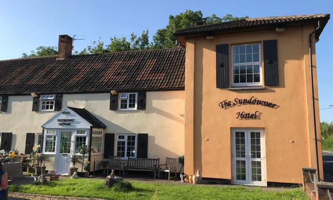West Huntspill Hotel | Family-Friendly Stays at The Sundowner Hotel Await You