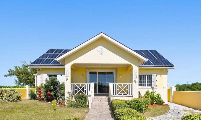 Cockburn Town House | Beachfront Private House with Pool & Oceanview in Grand Turk