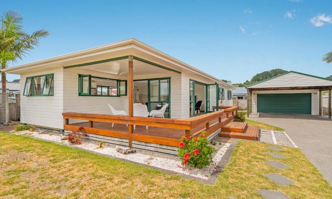 Cooks Beach House | Relax at The Sunny Bach - Family-Friendly Cooks Beach Retreat