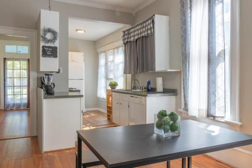Columbus Apartment | Welcoming The Sunny Southern Manse: Downtown Escape