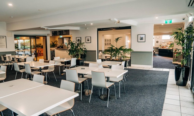 Broadmeadow Hotel | Discover Sunnyside Tavern: Family-Friendly Dining Awaits