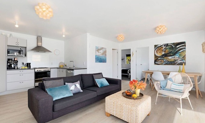 Mangawhai Heads Cottage | Welcoming Sunshine Bungalow - Family & Pet Friendly Retreat